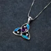Detaliu floare de opal cu inimă de ametist, montură argint